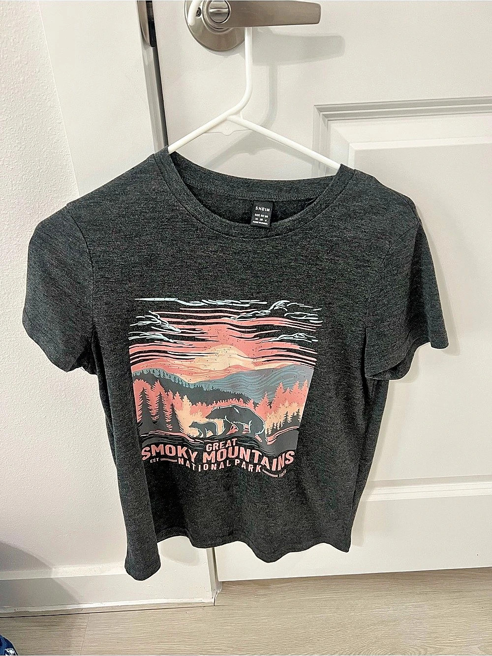 SHEIN Great Smoky Mountains Bear Nature Retro Sunset Graphic Tee Gray & Pink M